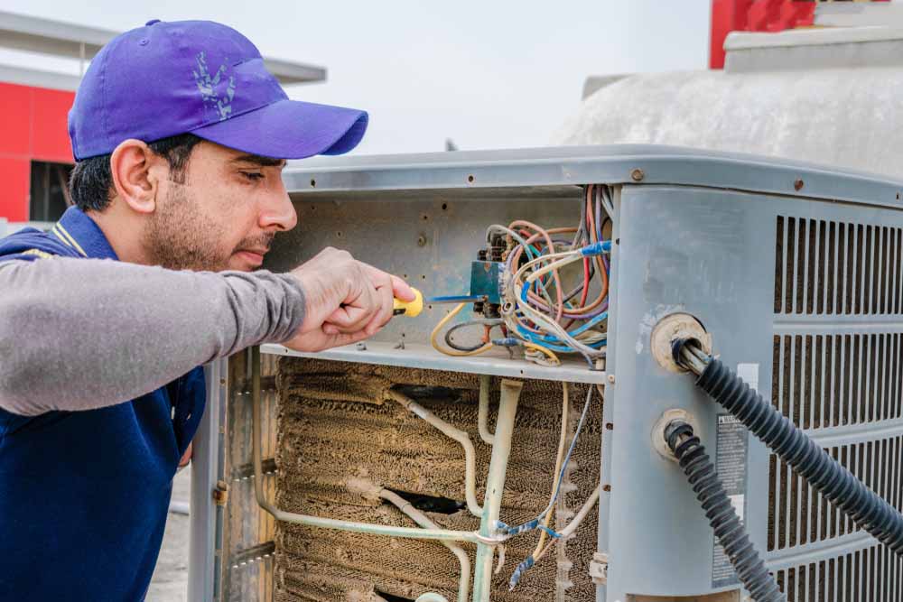 technician fixing air conditioner Cookeville, TN technician fixing air conditioner Cookeville, TN