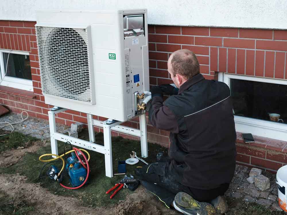 technician installs heat pump Sparta, TN