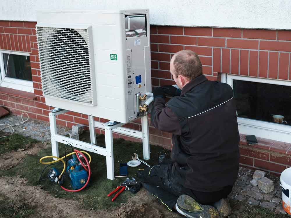 technician installs heat pump Sparta, TN technician installs heat pump Sparta, TN